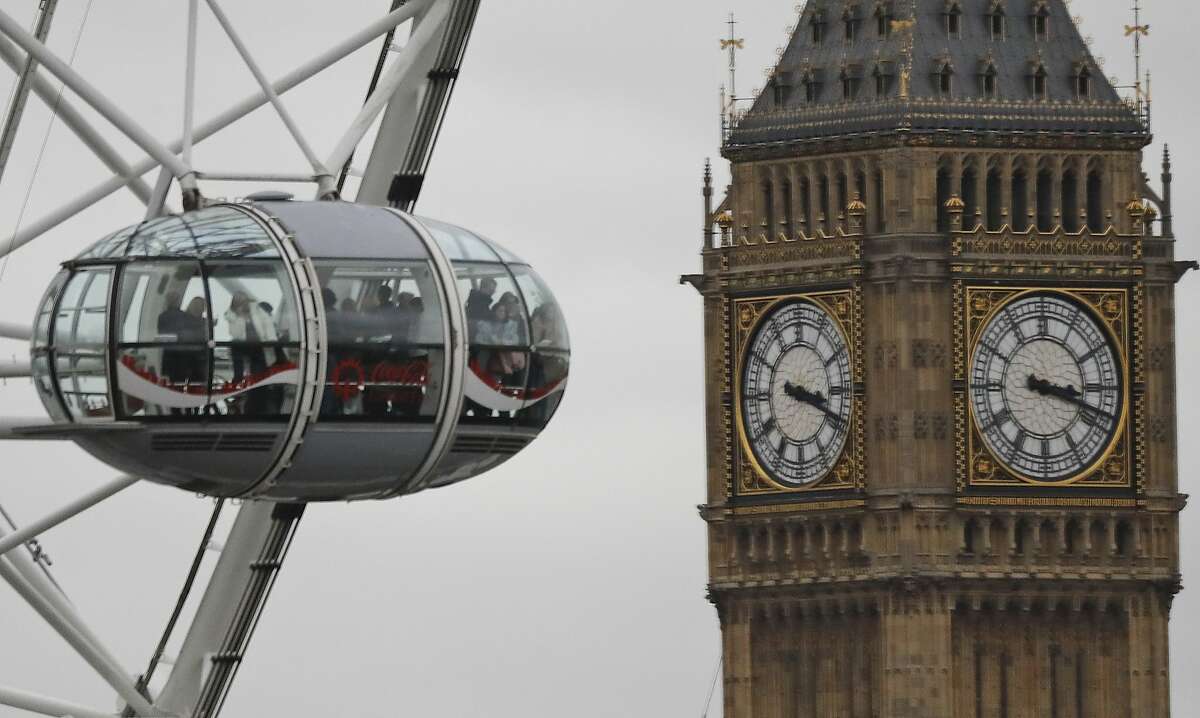 Peak season summer fares to London on United dip to new lows. (AP Photo/Frank Augstein, File)