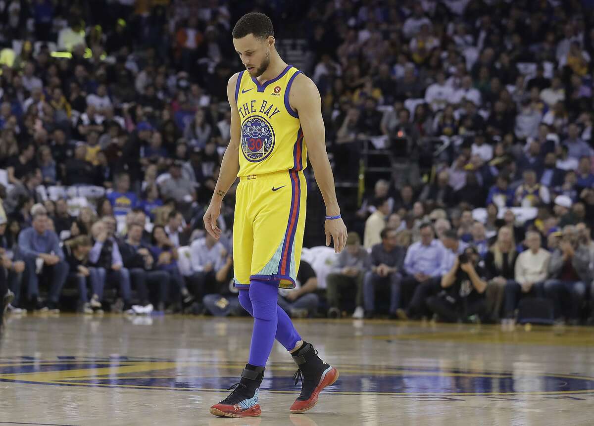 Golden State Warriors guard Stephen Curry (30) walks on the court to shoot free throws during the first half of an NBA basketball game against the San Antonio Spurs in Oakland, Calif., Thursday, March 8, 2018. (AP Photo/Jeff Chiu)