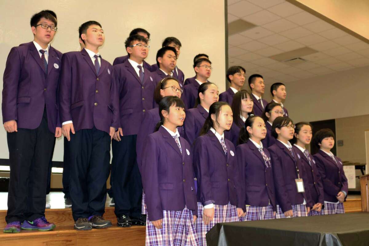 The Nankai High School students sing their school song at the farewell brunch on Feb. 3.