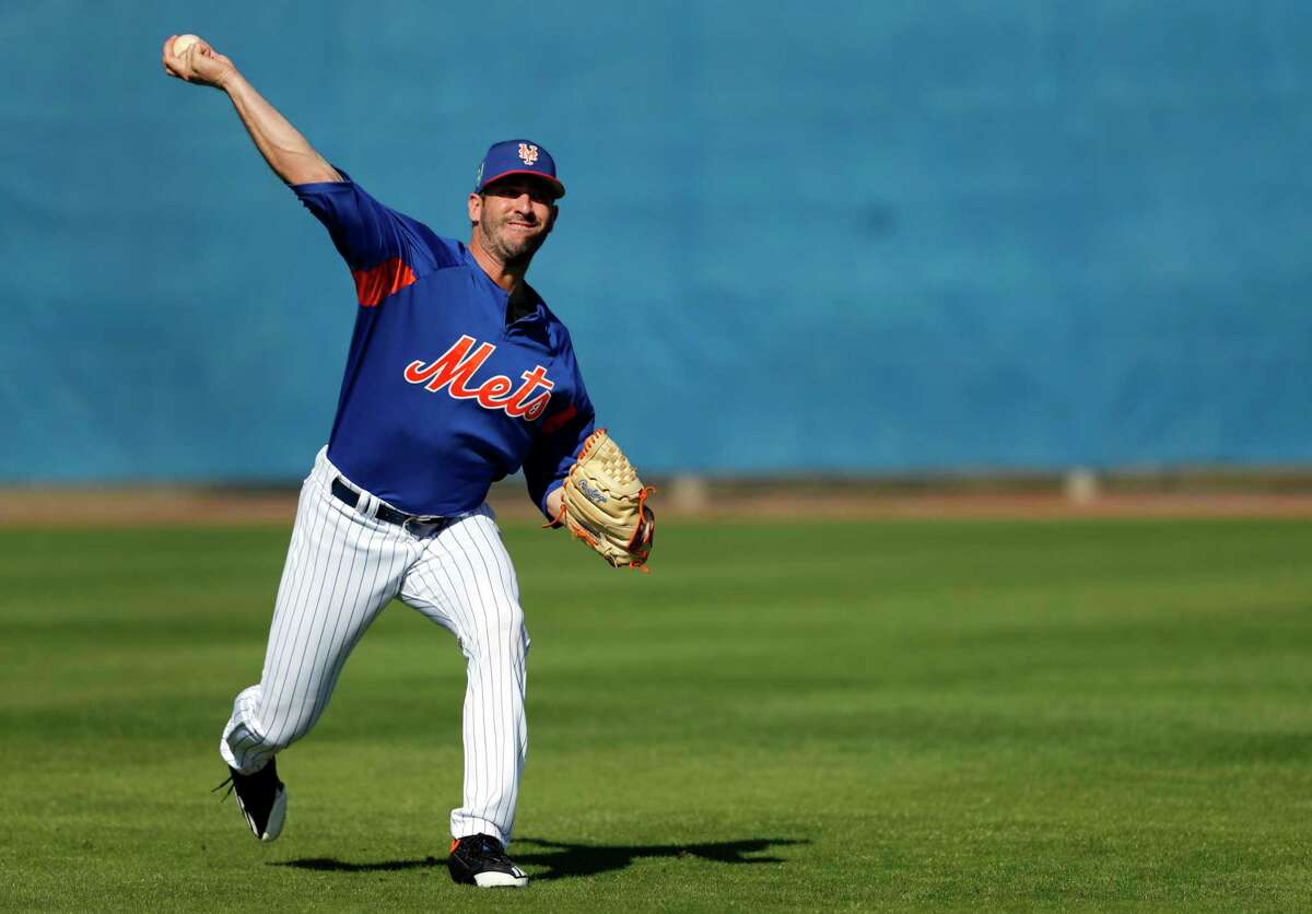 New York Mets pitcher Matt Harvey throws during spring training baseball practice Friday, Feb. 16, 2018, in Port St. Lucie, Fla. (AP Photo/Jeff Roberson)
