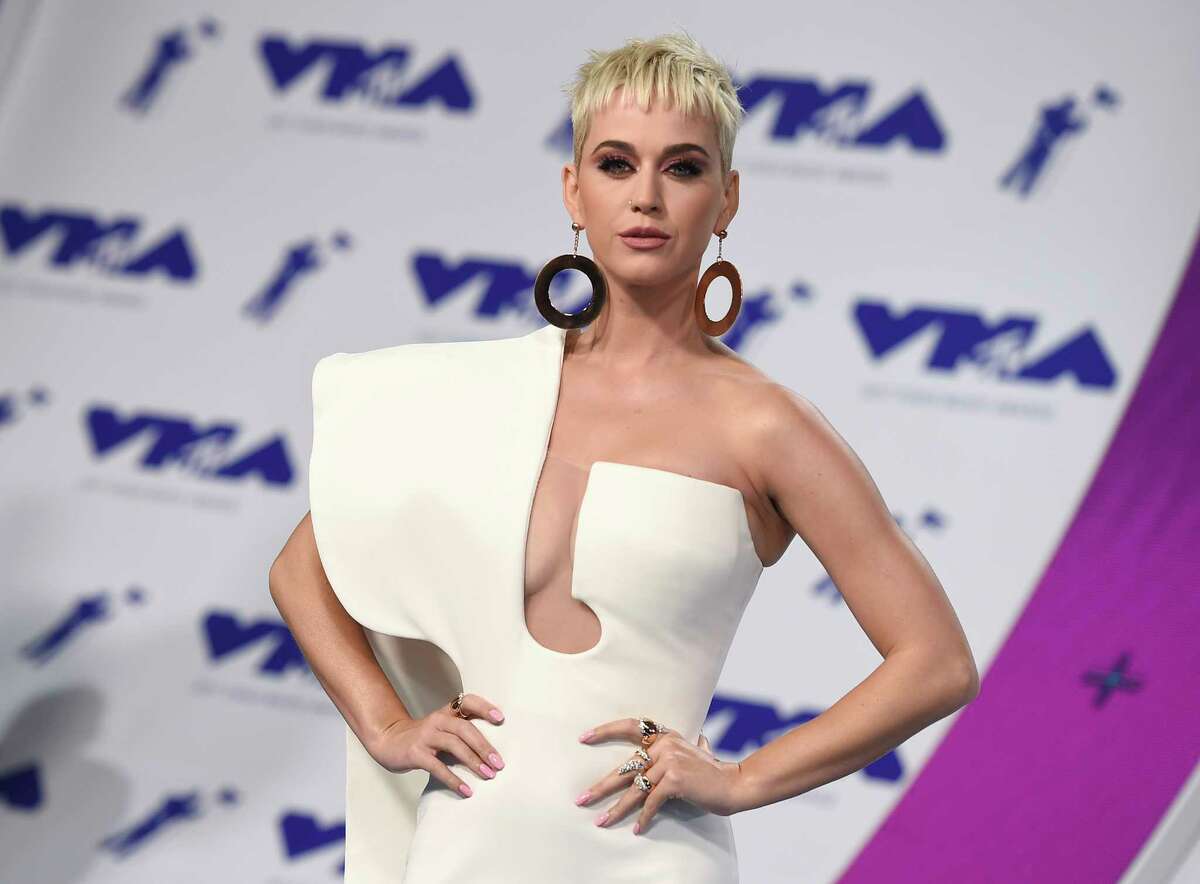 Top Katy Perry Shows Her Sexy Boobs
