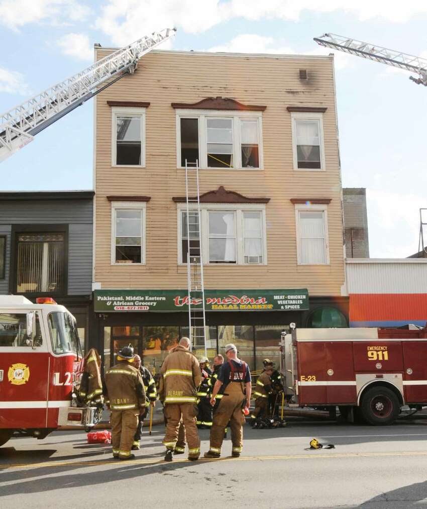 Albany fire sends 3 people to hospital