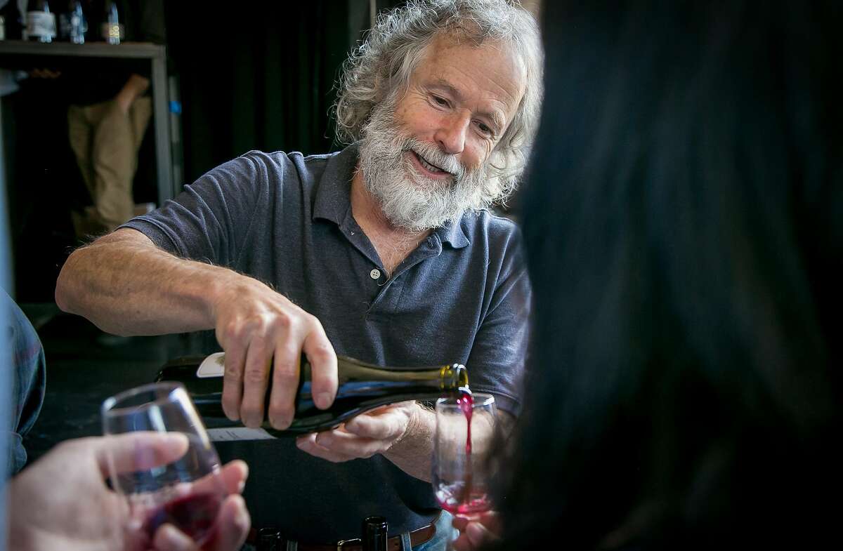 2018年3月11日，克洛斯萨隆酒庄的吉迪恩·拜恩斯托克在加利福尼亚州奥克兰的Starline社交俱乐部参加天然葡萄酒品酒会。