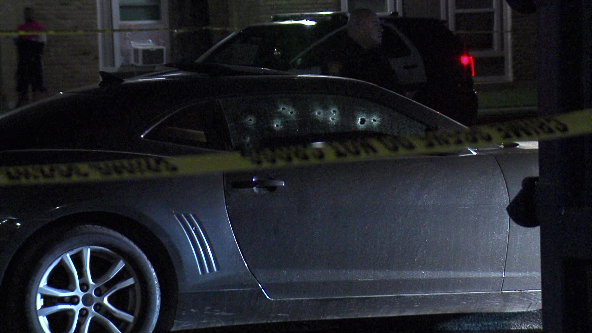 2 gunmen at large after fatally shooting man at East Side apartment complex