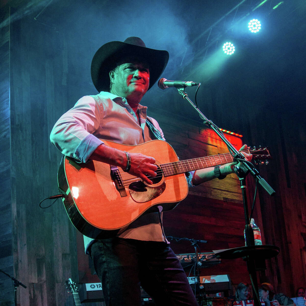 Tracy Byrd band member injured by falling stage light at Brazoria