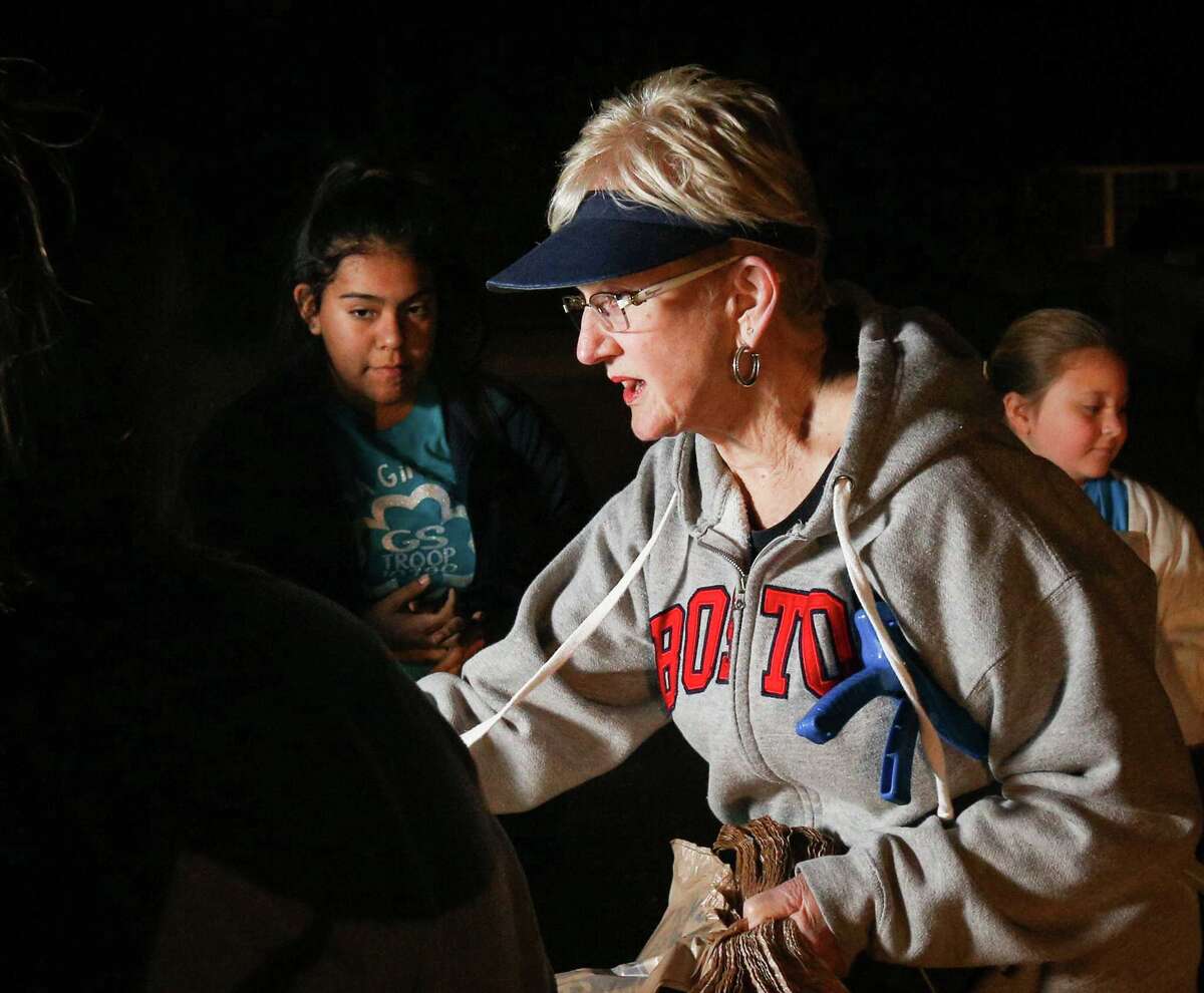 Unofficial River Plantation 'trash lady' seeks volunteers for Harvey