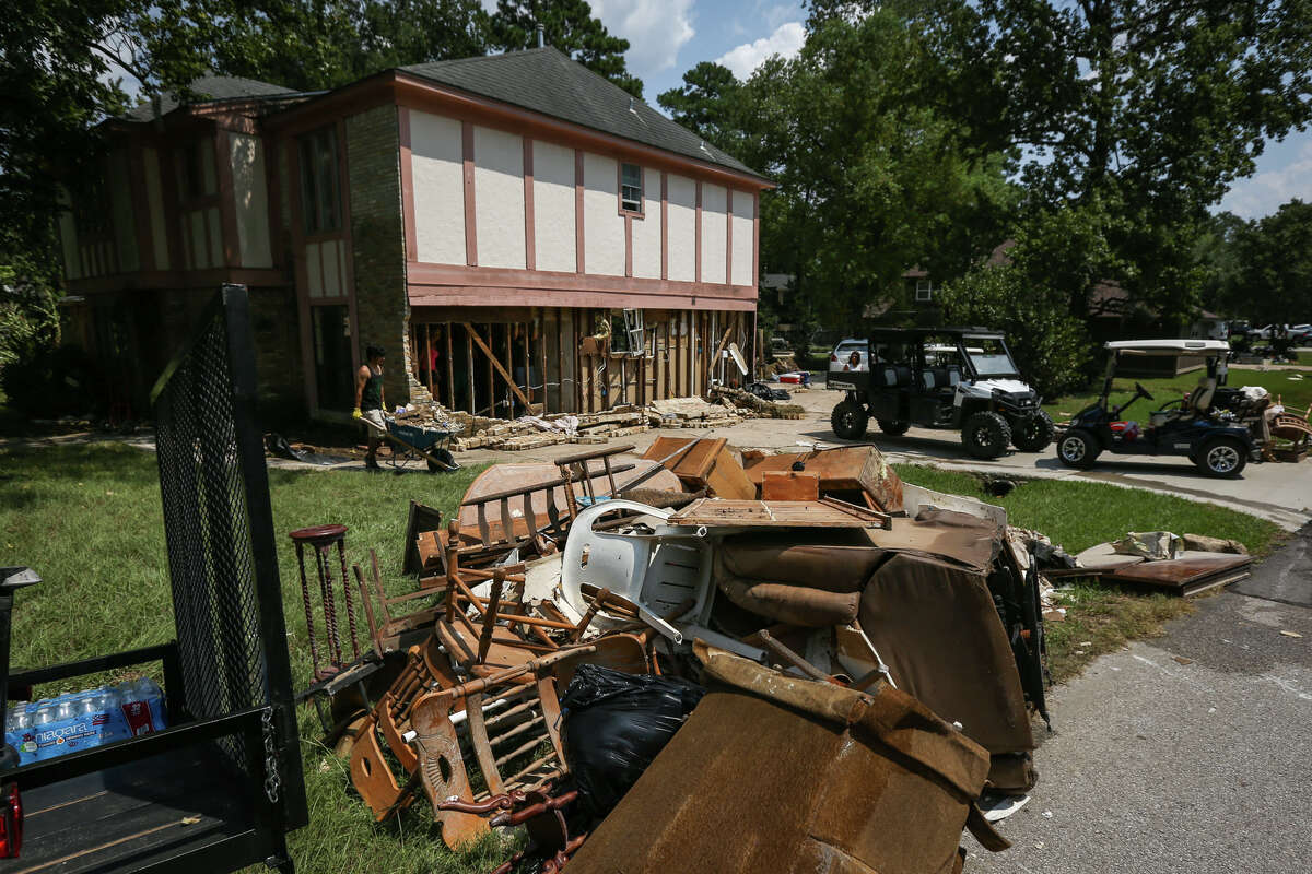 Unofficial River Plantation 'trash lady' seeks volunteers for Harvey