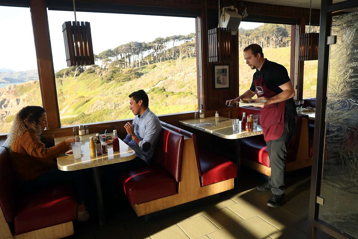 2018年2月27日，Tom Hickox在加利福尼亚州旧金山Point Lobos的Louis' Restaurant餐厅工作。