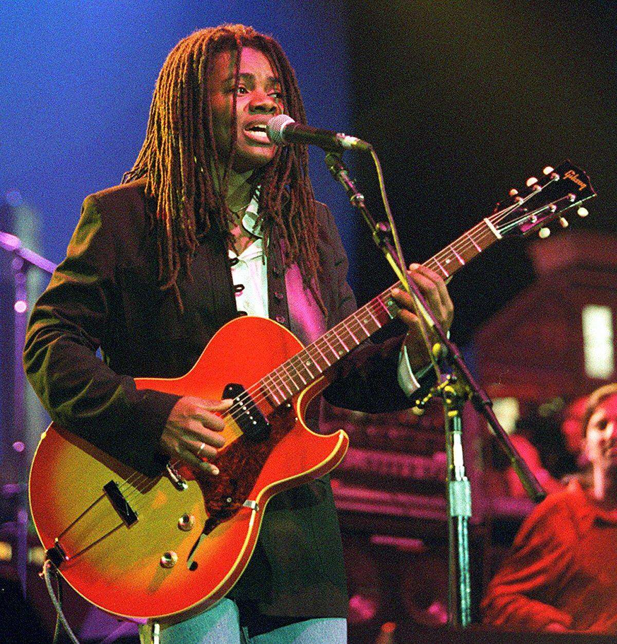 BAMMIES 2/C/15MAR97/DD/PDS---The big winner of the 1997 Bammies Tracy Chapman during her evenings performance. Chronicle Photo By: Peter DaSilva
