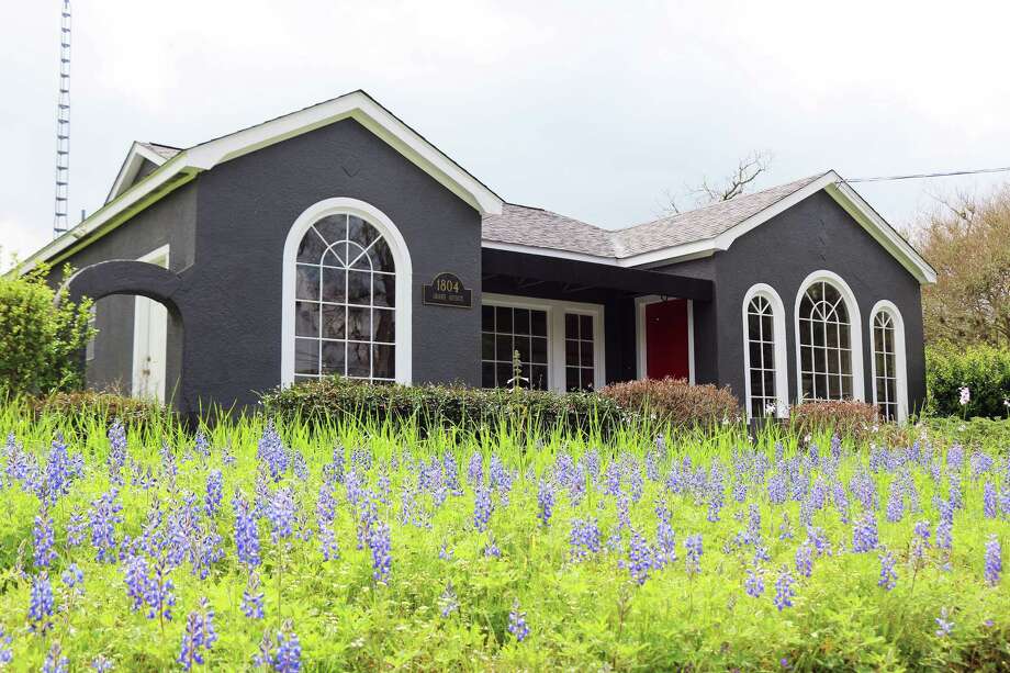 Liberty Insurance Agency S Field Of Bluebonnets An Eyecatcher The Front Of Victor Barranco State Farm Insurance Agency Is Awash With Blue Compliments