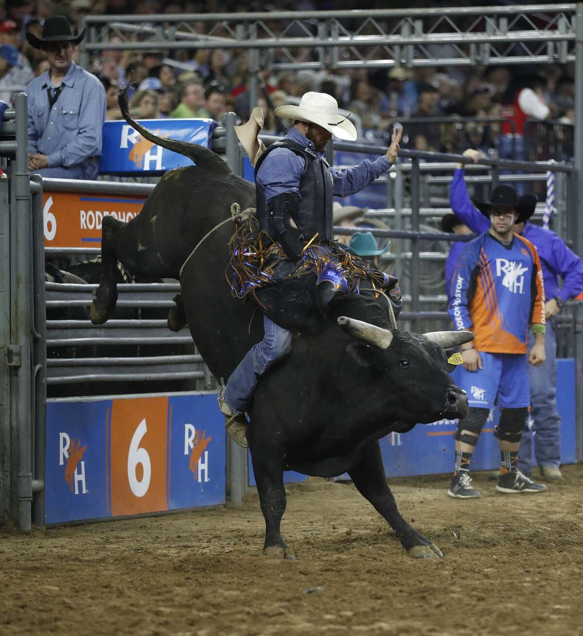 Cody DeMoss wins second straight saddle bronc title at RodeoHouston