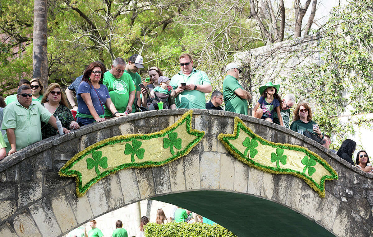 Photos San Antonio Shows Its Love Of The Irish At The St Patrick S Day River Parade