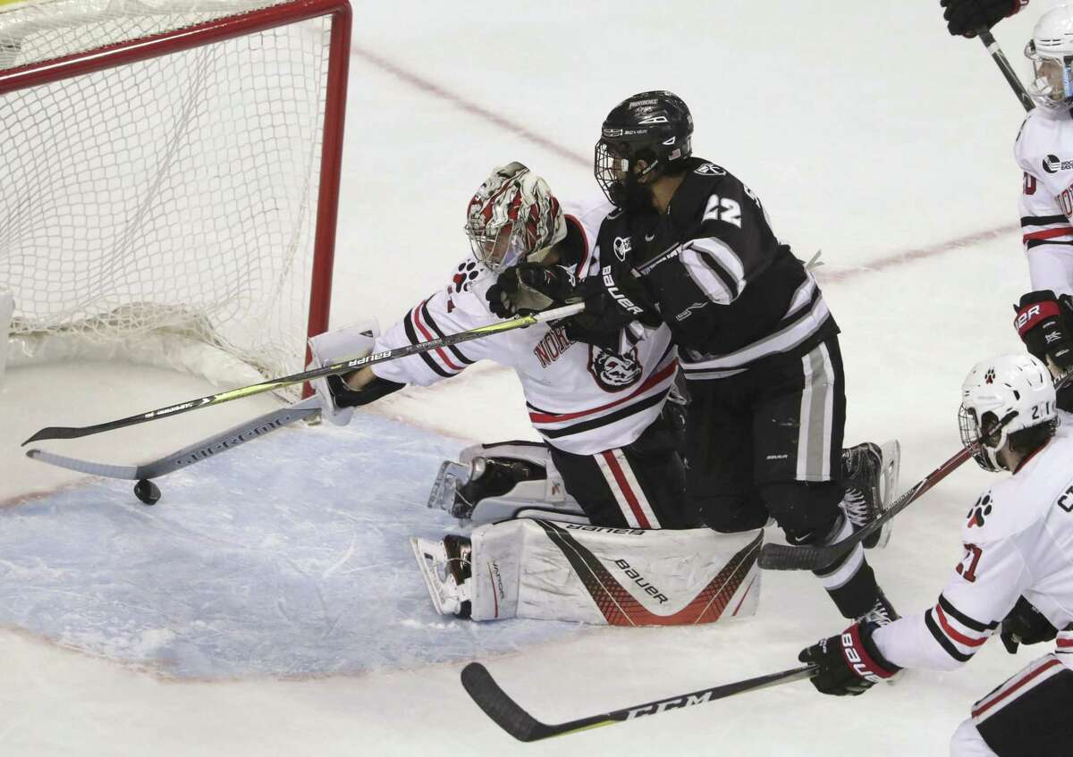 2009 Frozen Four classic: Boston University scores twice after pulling  goalie