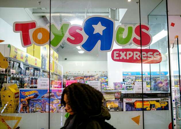 Toys R Us postpones going-out-of-business sales to Friday