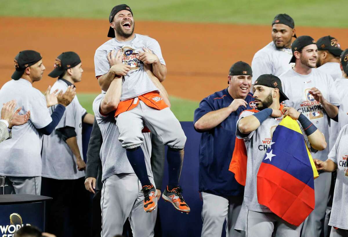 Full Extension by Jose Altuve to make the catch #josealtuve