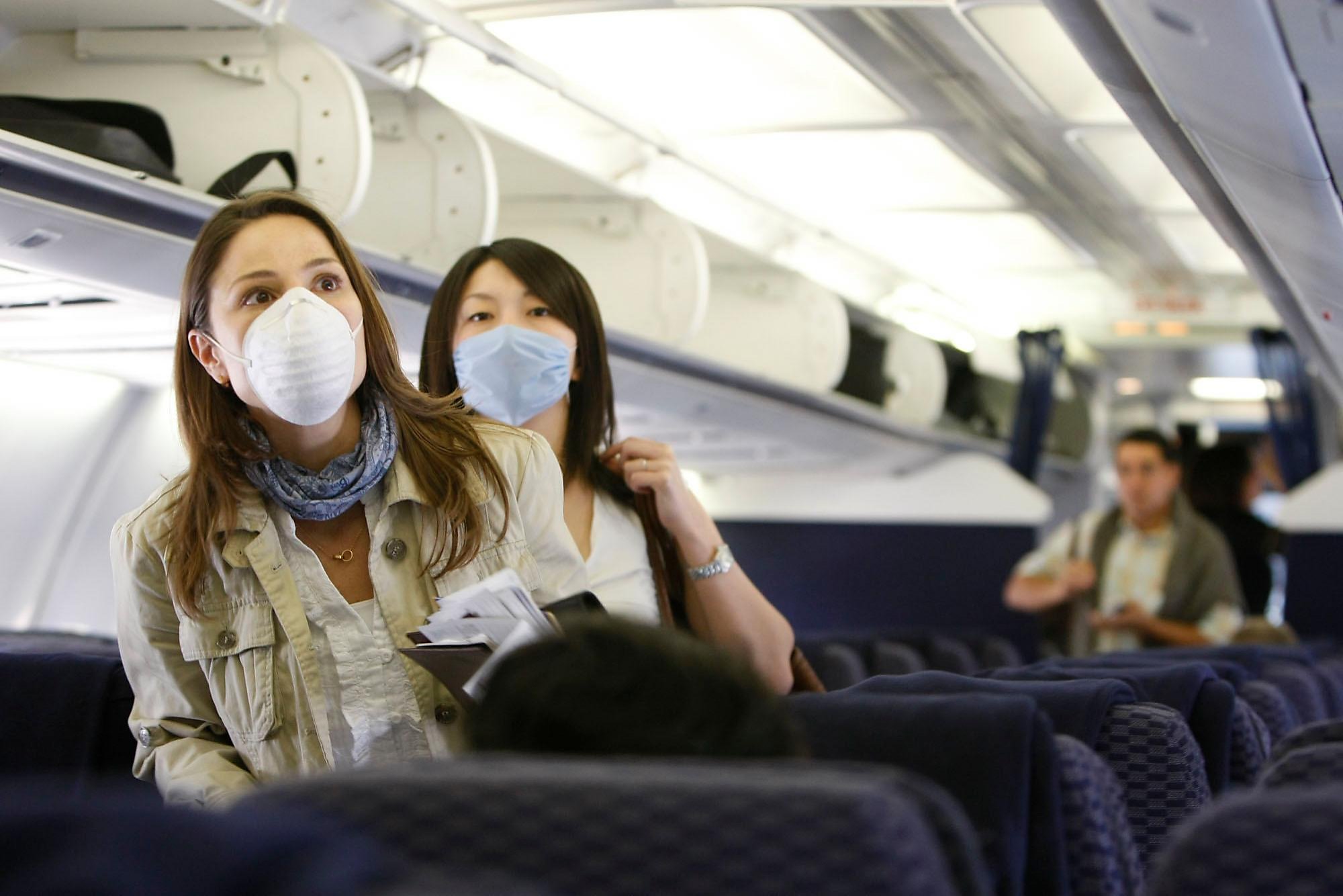 Люди на борту самолета. Маска в самолете. Кислородная маска в самолете. Маска в самолете для пассажиров. Самолет с пассажиром.