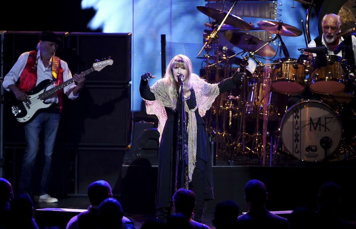 Dans cette photo d'archive du 26 janvier 2018, le chanteur Stevie Nicks, au centre, John McVie et Mick Fleetwood, à droite, de Fleetwood Mac se produisent lors de l'hommage MusiCares Person of the Year 2018 en l'honneur de Fleetwood Mac à New York.