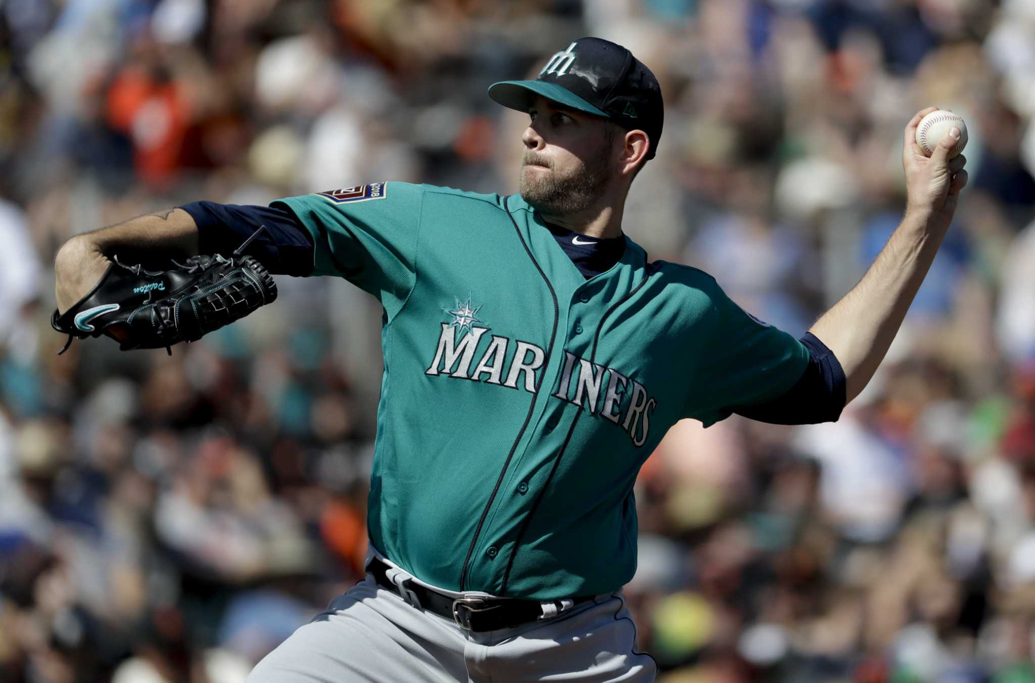 Bald eagle roughs up Mariners pitcher James Paxton at Twins MLB game