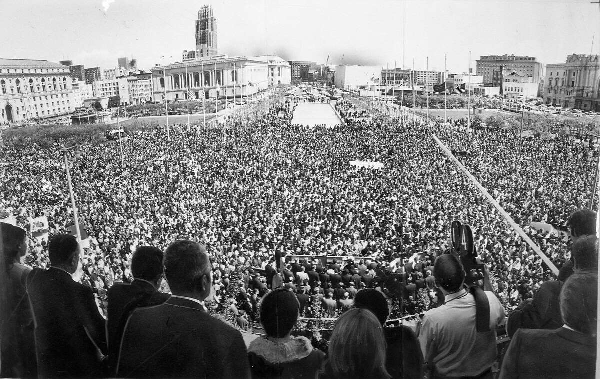 1968年4月5日，马丁·路德·金被暗杀的那天，市民中心纪念碑上的合成照片