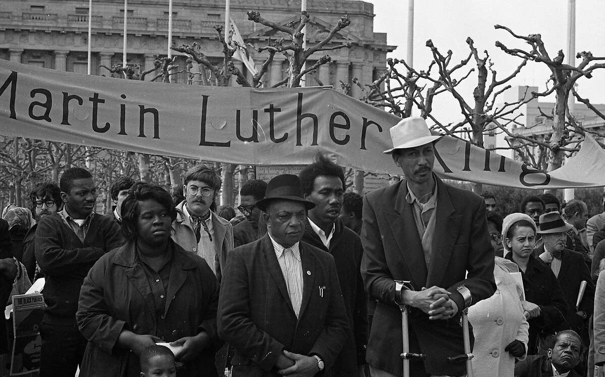 1968年4月5日，人们聚集在市民中心纪念马丁·路德·金遇刺身亡
