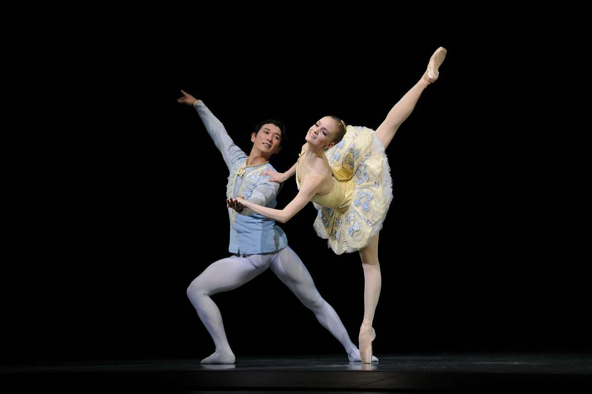 Sasha De Sola and Hansuke Yamamoto in Balanchine's Divertimento #15. (Choreography by George Balanchine) Photo: Erik Tomasson