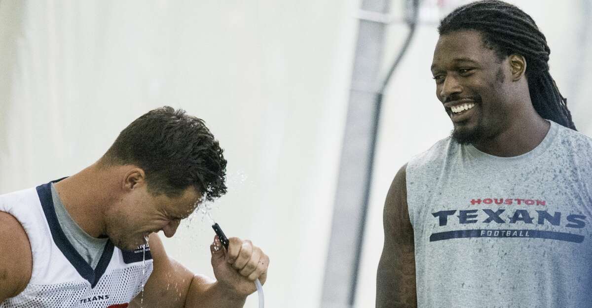 Texans' Jadeveon Clowney salutes ex-teammate Brian Cushing