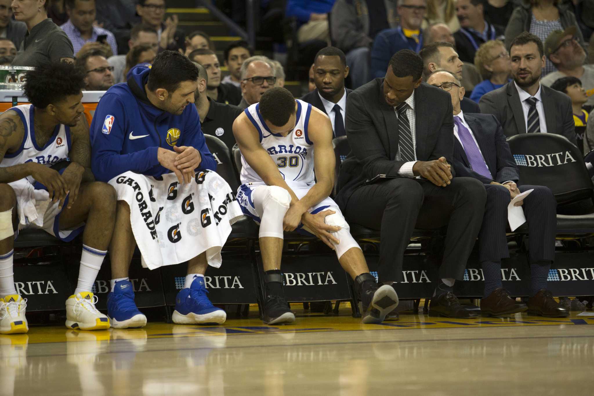 Stephen Curry sustains knee injury in Warriors’ win over Hawks - SFGate