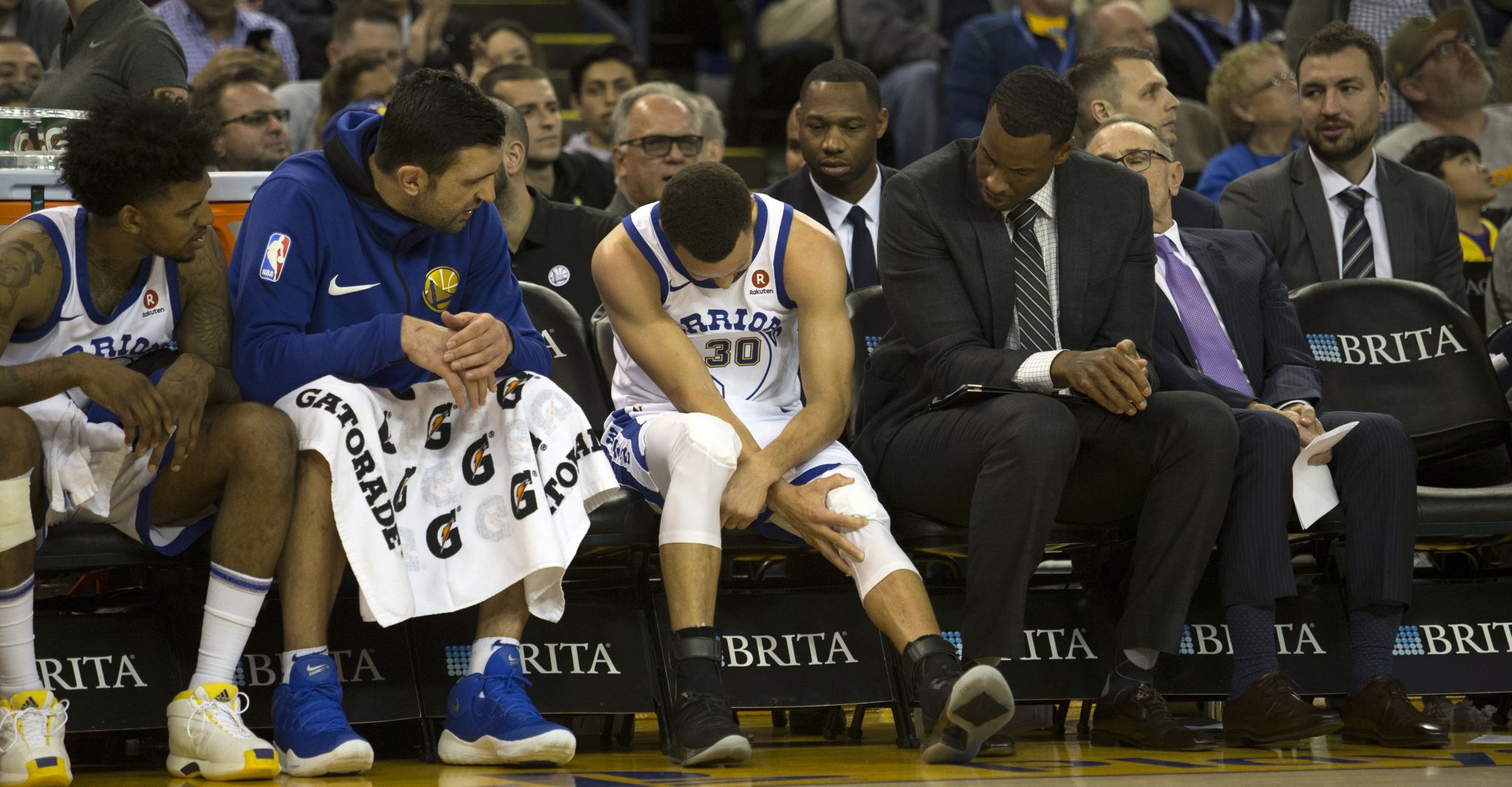 Stephen Curry Returns Then Injures Left Knee As Warriors Win