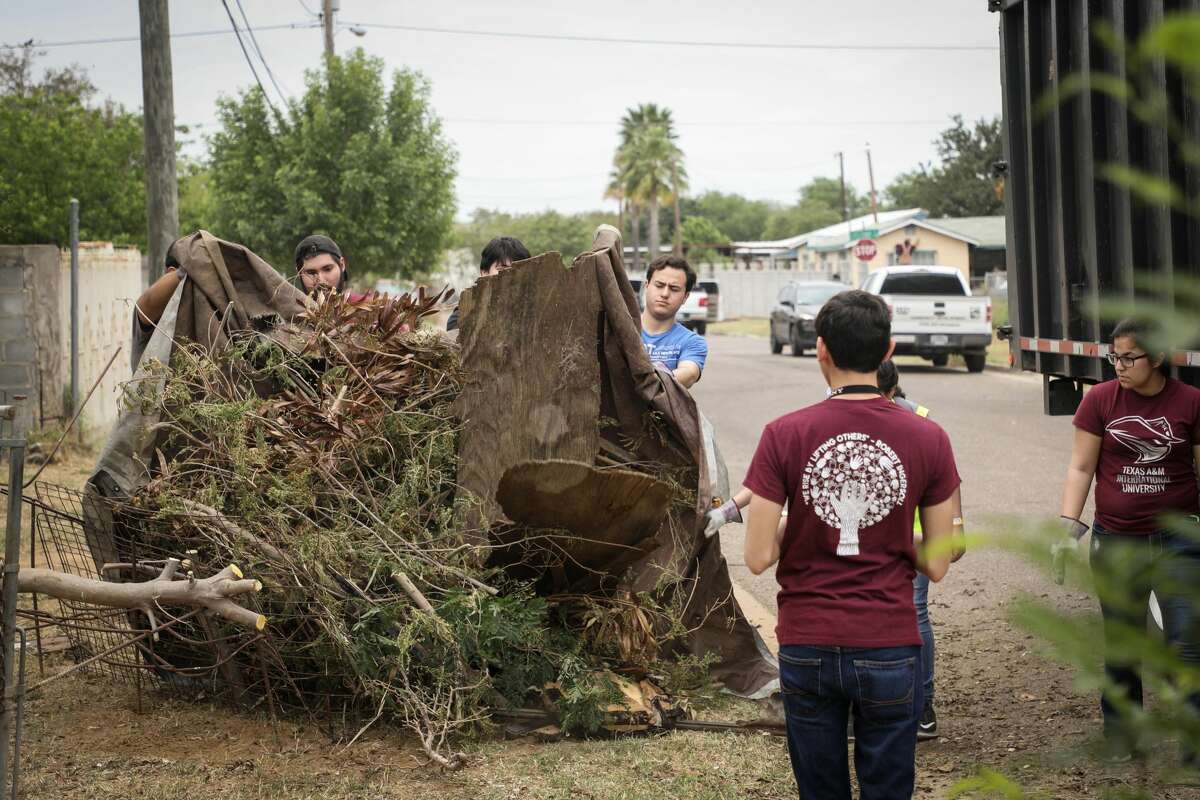Texas A&M International University and the City of Laredo joined forces Saturday, March 24, 2018 to present The Big Event, the university’s annual service event. TAMIU students, faculty and staff gathered at 8 a.m. at the Freddy Benavides Park, 2201 Zacatecas St. Their community service continued through noon.