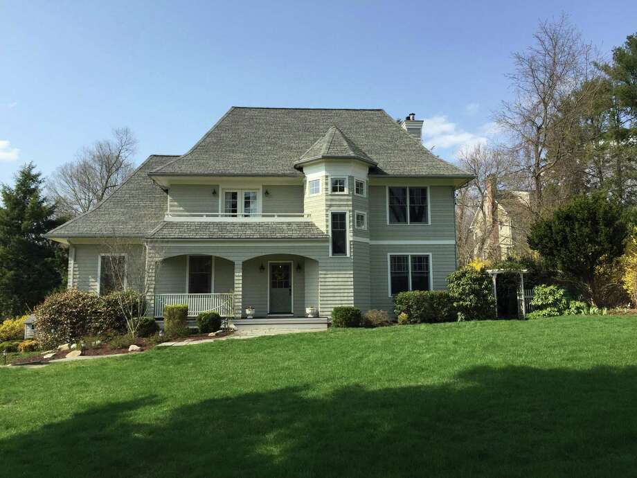 the custom colonial house at 12 calumet road has 3,446 square