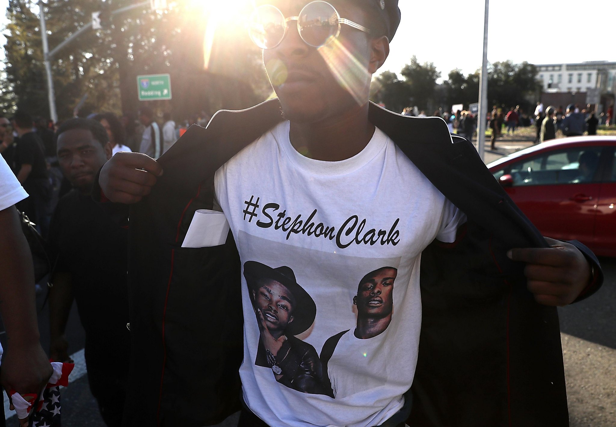 Sacramento, CA, USA. 25th Mar, 2018. Sacramento Kings Sacramento Kings  guard Bogdan Bogdanovic (8) and teammates wear t-shirts bearing the name of  Stephon Clark during a game at Golden 1 Center on