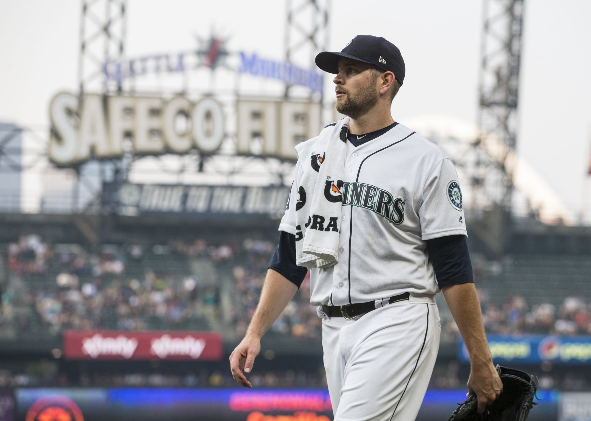 James Paxton Bald Eagle Interview - Seattle Mariners Pitcher on How He  Stayed Calm When Eagle Landed on Him