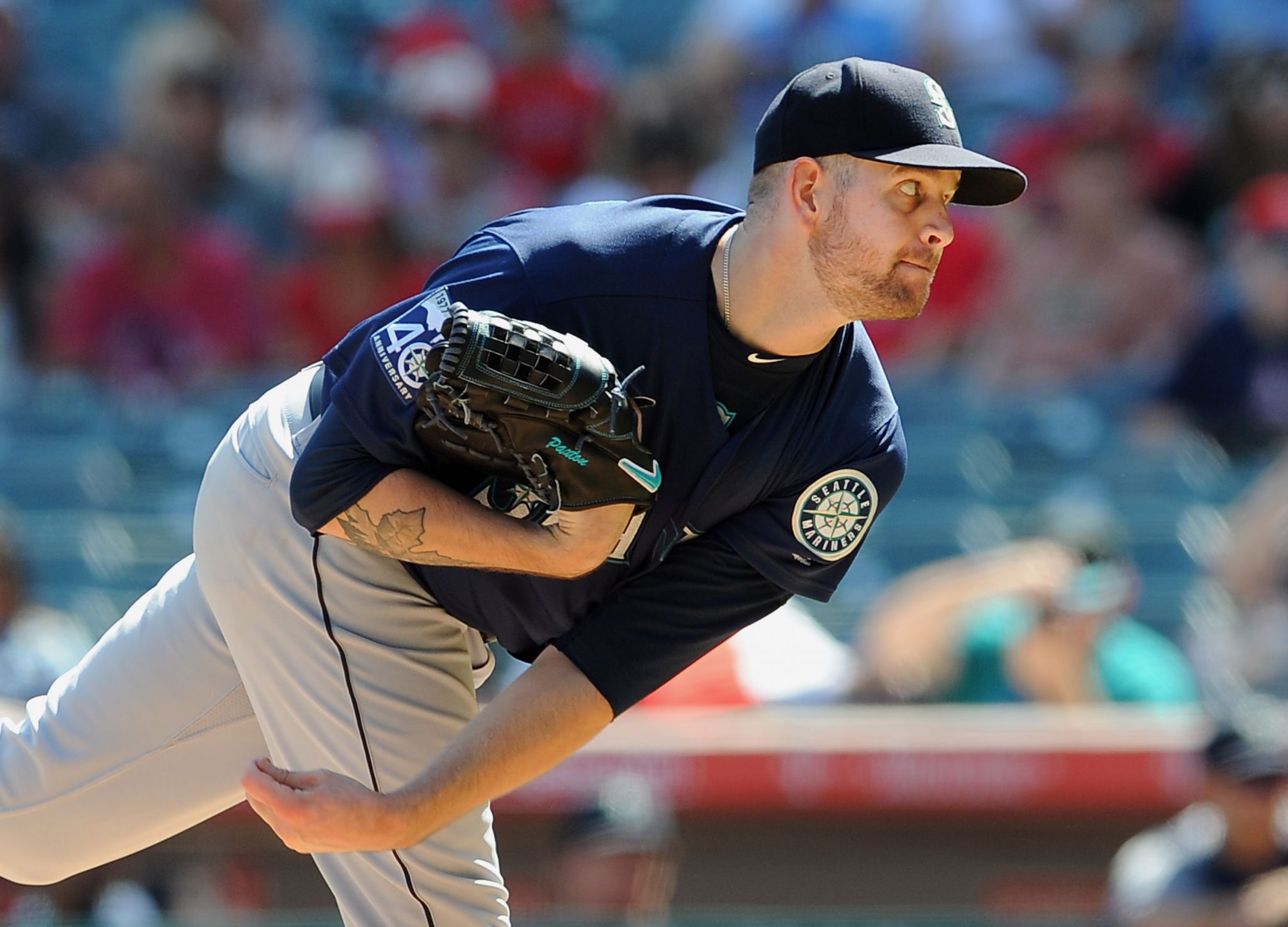 Bald eagle roughs up Mariners pitcher James Paxton at Twins MLB game