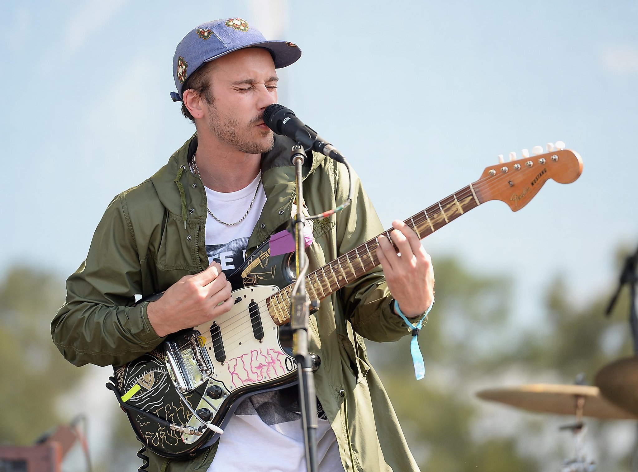 Act set. Джон гурли. Ведущая america's got talent. Act set. Дженнифер лопес tongue candid.