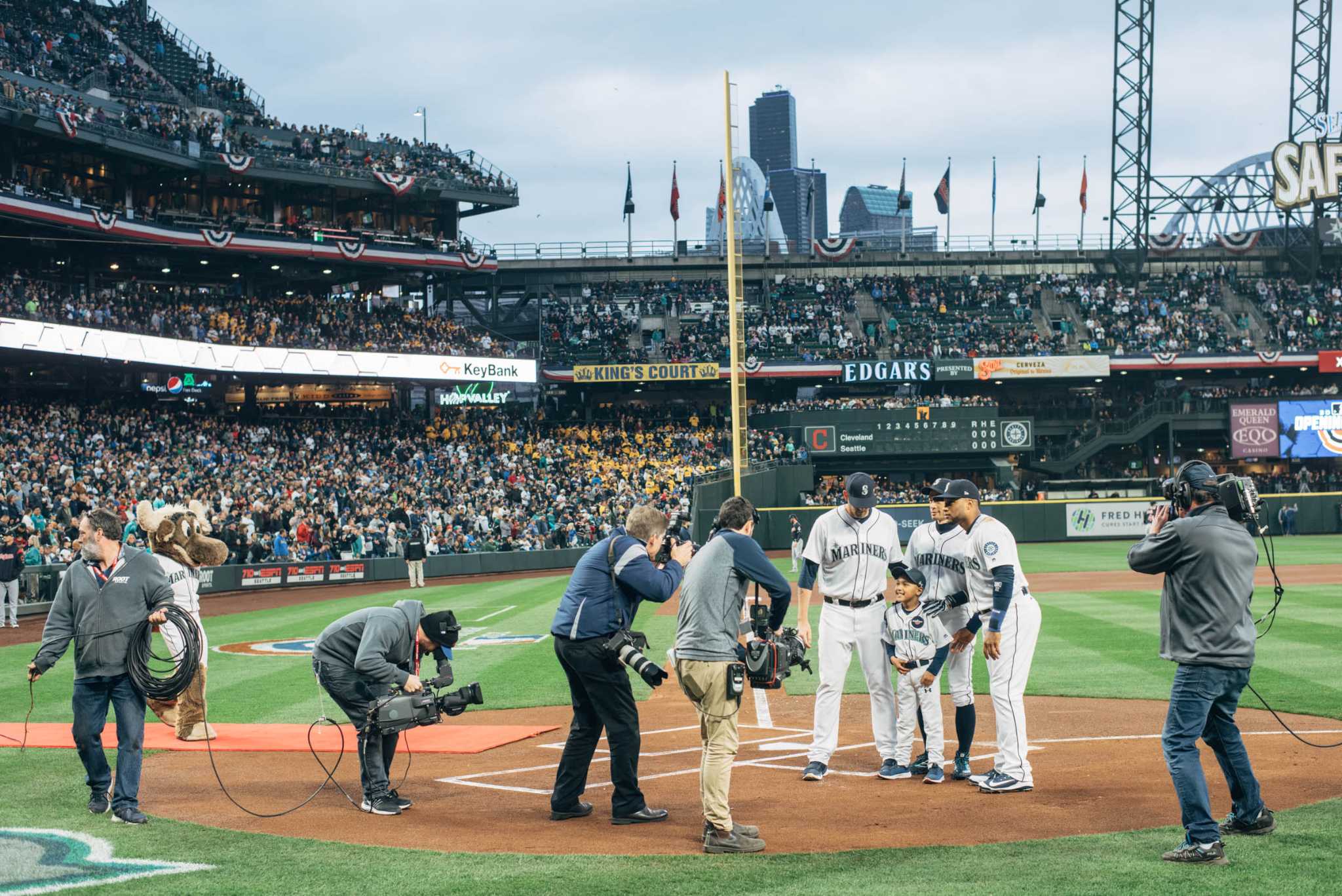 Ichiro Suzuki waving to fans after record-tying 257th hit, Safeco Field,  Seattle, October 1, 2004 - Museum of History and Industry - University of  Washington Digital Collections