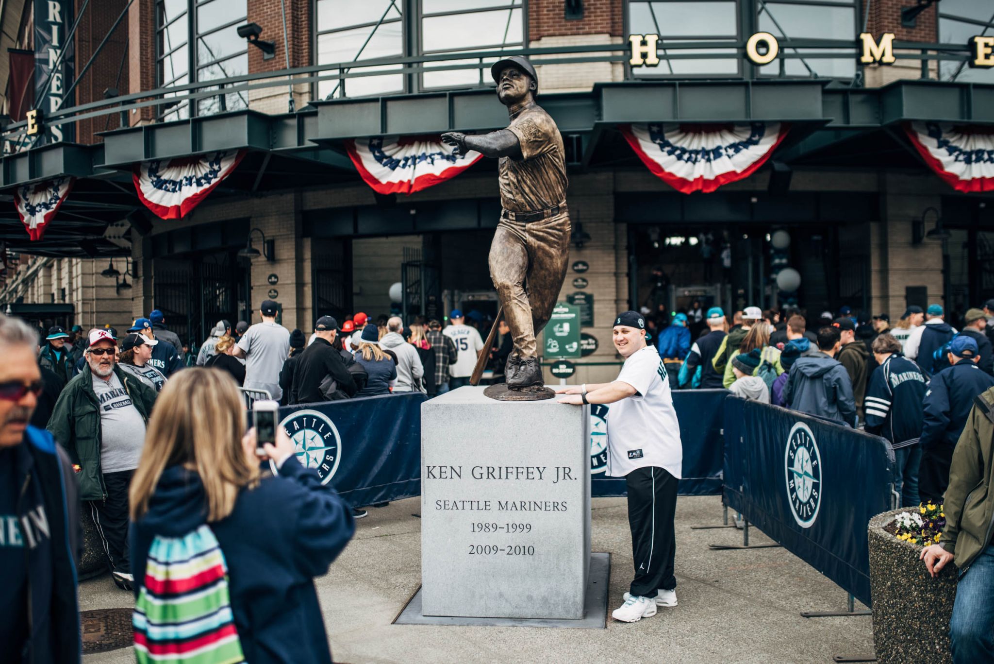 Ichiro Suzuki waving to fans after record-tying 257th hit, Safeco Field,  Seattle, October 1, 2004 - Museum of History and Industry - University of  Washington Digital Collections