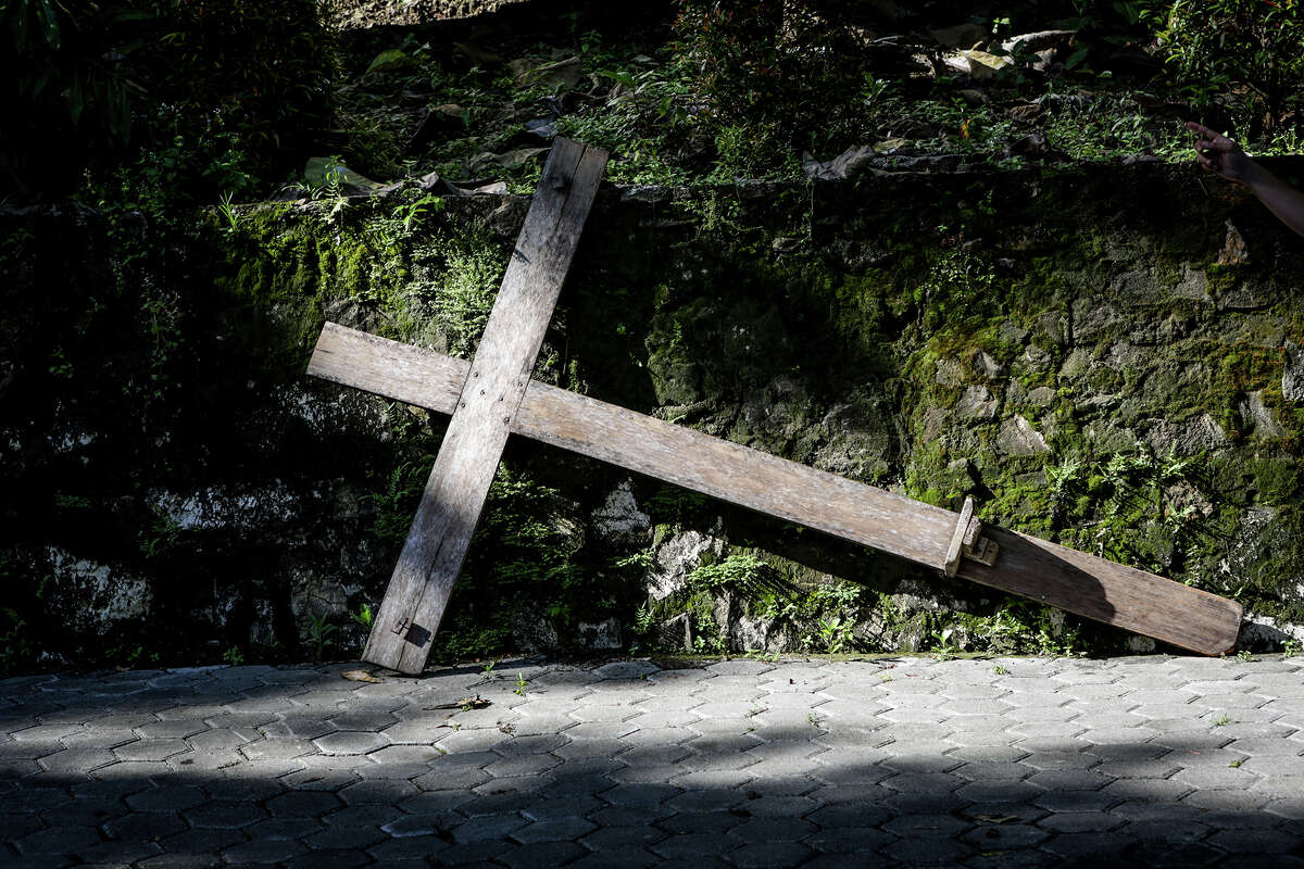 YOGYAKARTA, INDONESIA - MARCH 30: Indonesians take part in a re-enactment of the Stations Of The Cross on Good Friday at Sempu mount on March 30, 2018 in Yogyakarta, Indonesia. Holy Week marks the last week of Lent and the beginning of Easter celebrations. Catholics make up approximately 3% per cent of the population of the predominantly Muslim country. PHOTOGRAPH BY Sijori Images / Barcroft Images (Photo credit should read Cyrillus Yuniarto Purnomo / Barcroft Media via Getty Images)
