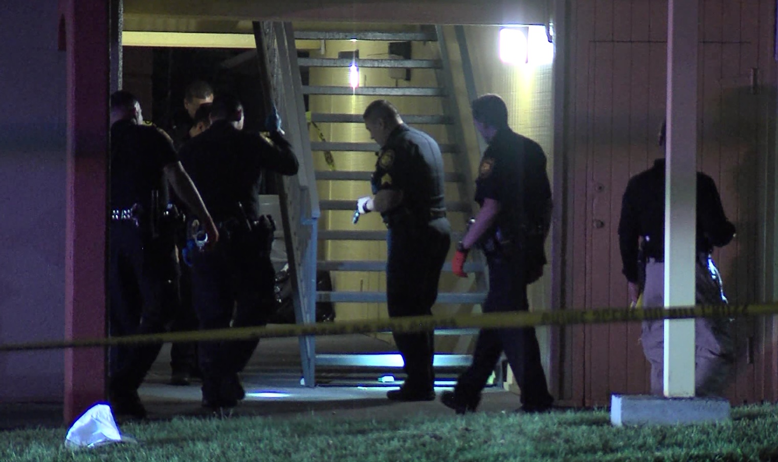 Man in critical after shooting at Northwest Side hotel, suspect at large