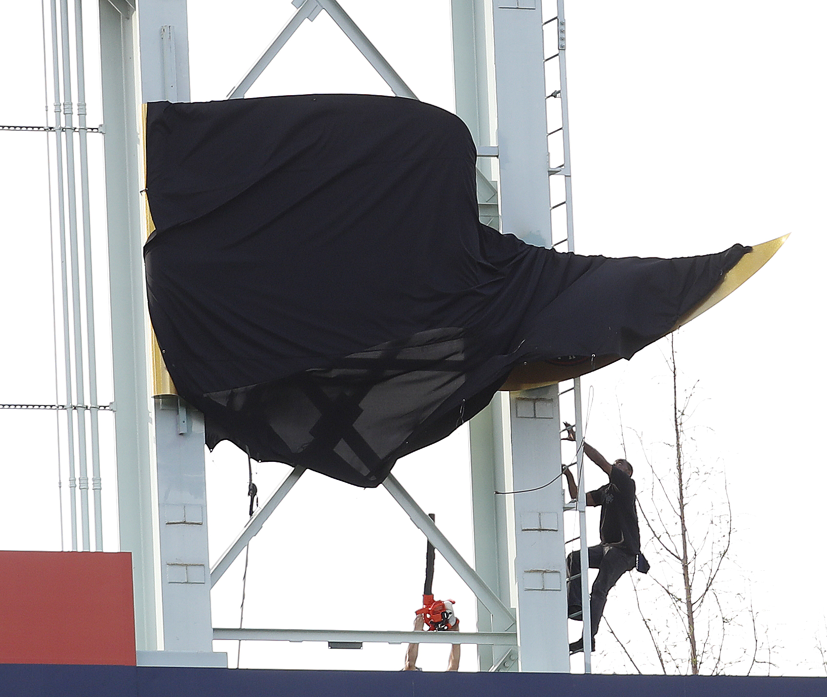 Leaf blower, brave employee save Astros' World Series banner unveiling