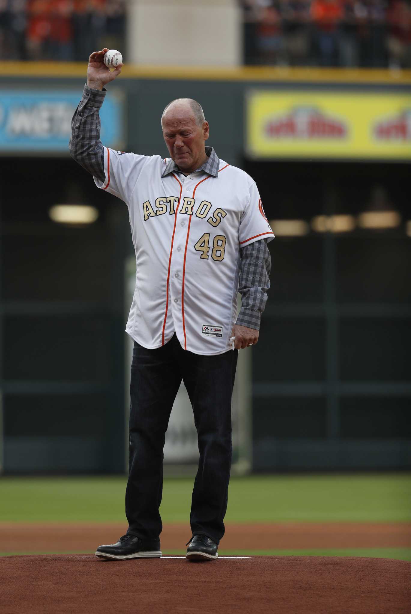 Rich Dauer throws out first pitch 