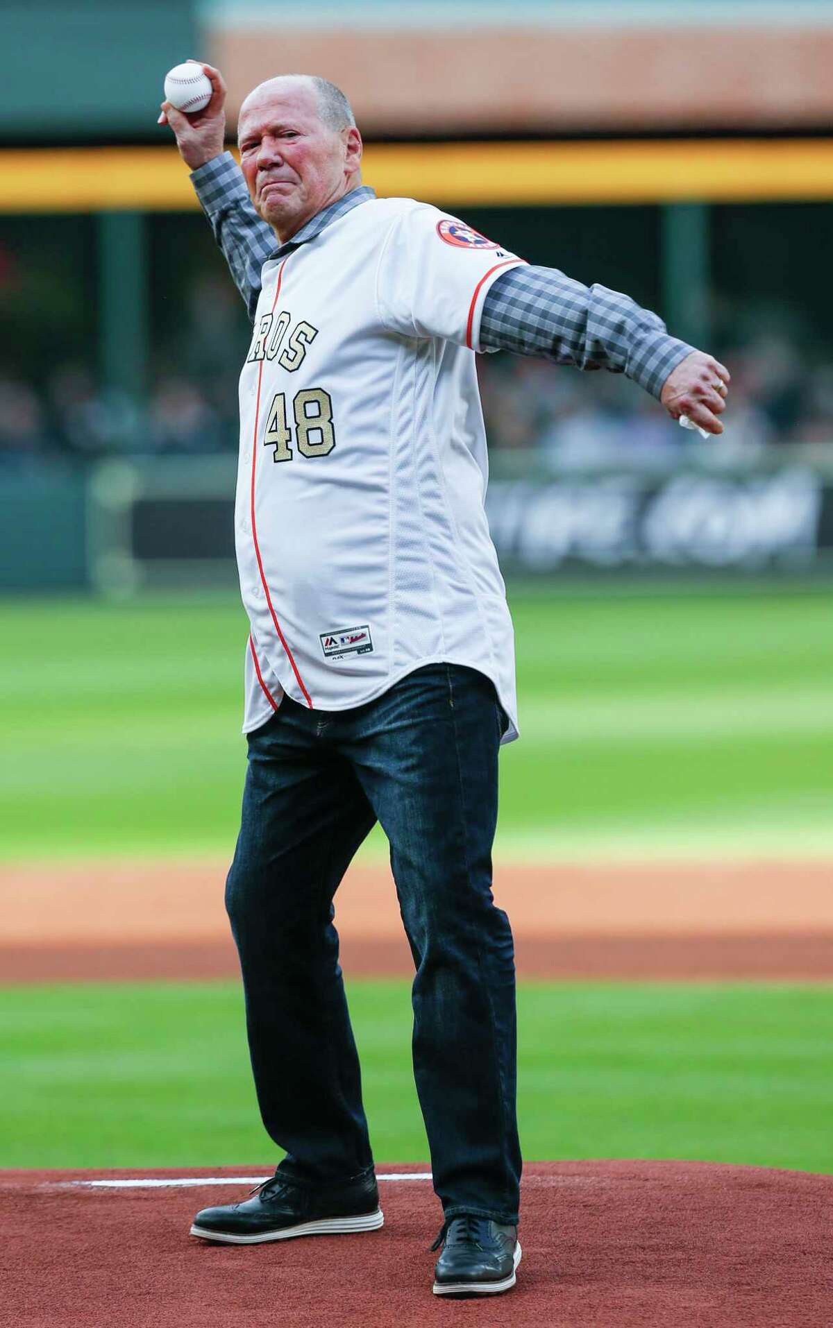 Rich Dauer returns for emotional first pitch with Astros