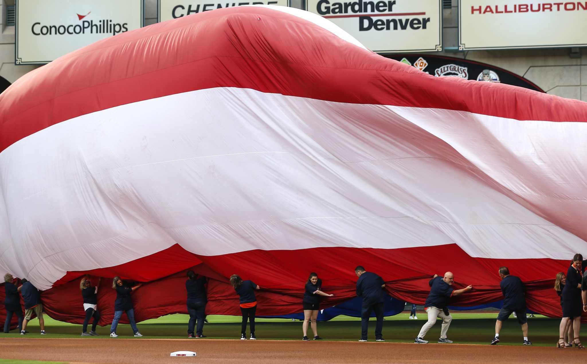 Leaf blower, brave employee save Astros' World Series banner unveiling