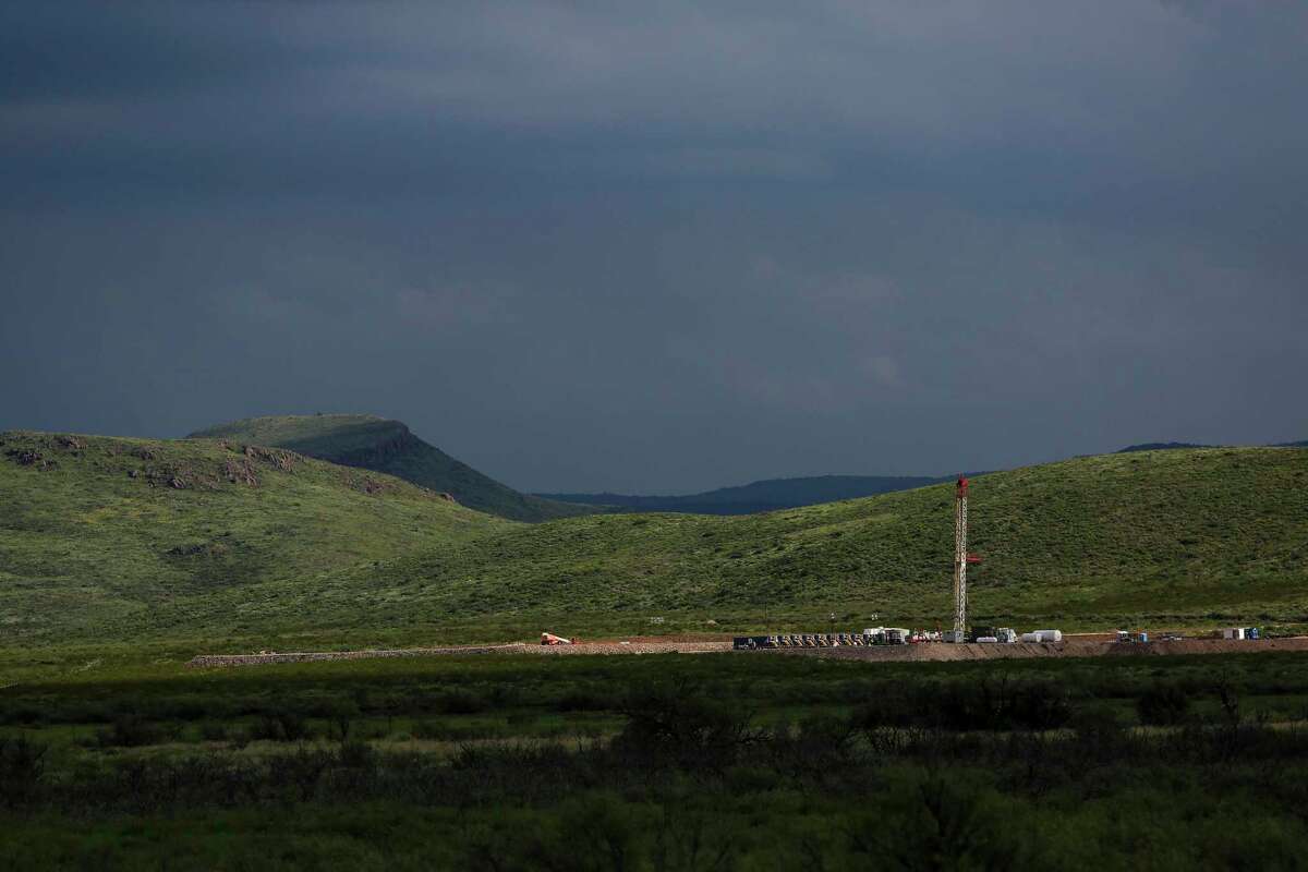 A drilling rig sits north of the Davis Mountains Friday, Sept. 16, 2016 in Balmorhea. Houston-based Apache Corp. discovered the Alpine High play in West Texas’ Permian Basin more than three years ago. But the shale play has produced disappointing results for Apache thus far, partly due to depressed natural gas prices. ( Michael Ciaglo / Houston Chronicle )