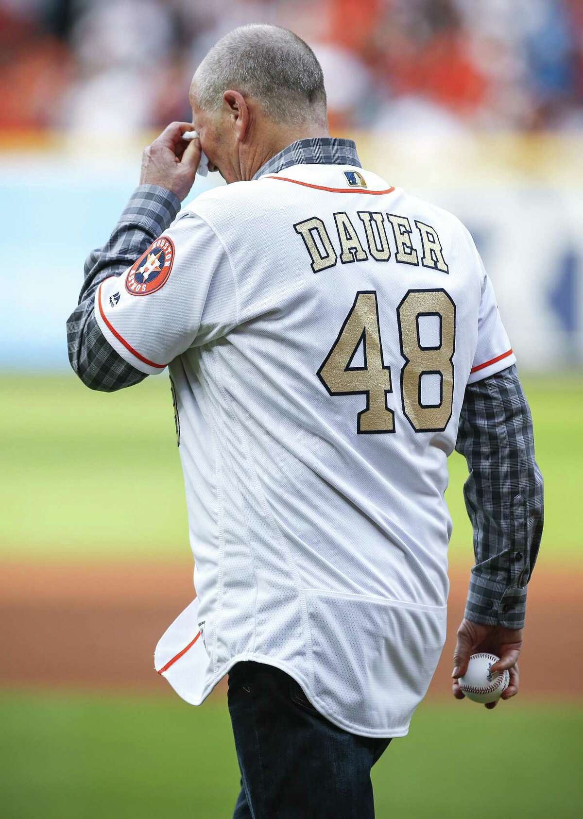 Rich Dauer throws out first pitch 