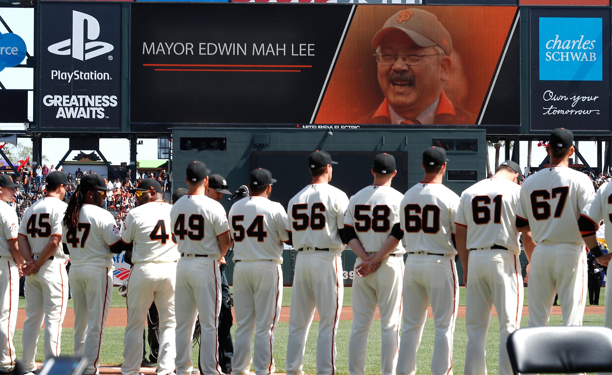 Beardless Brian Wilson wears full Giants garb for ceremonial first pitch 