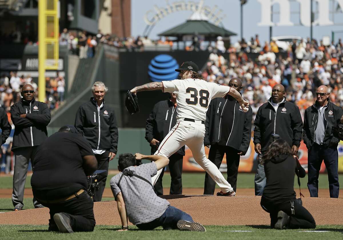 Barry Bonds, center, laughs as former San Francisco Giants pitcher