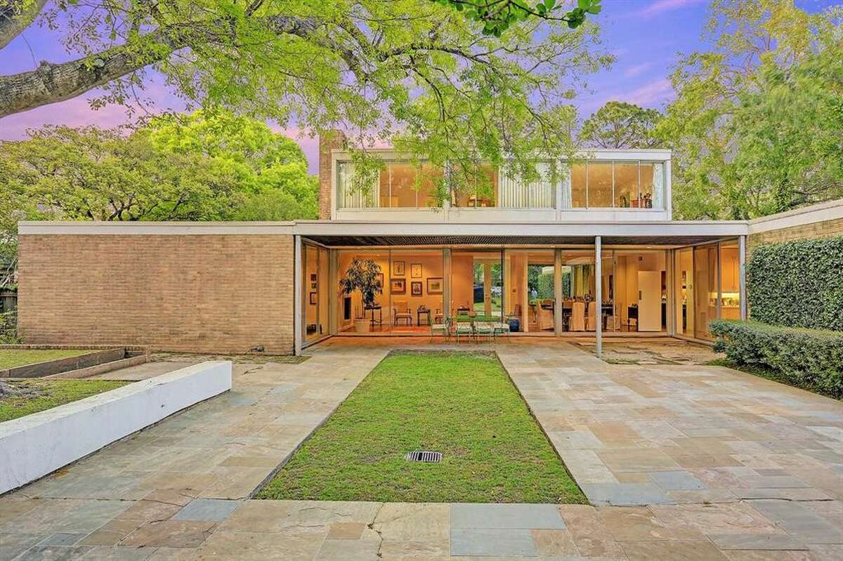 mid-century-home-for-sale-in-houston-reminiscent-of-high-class-art-gallery