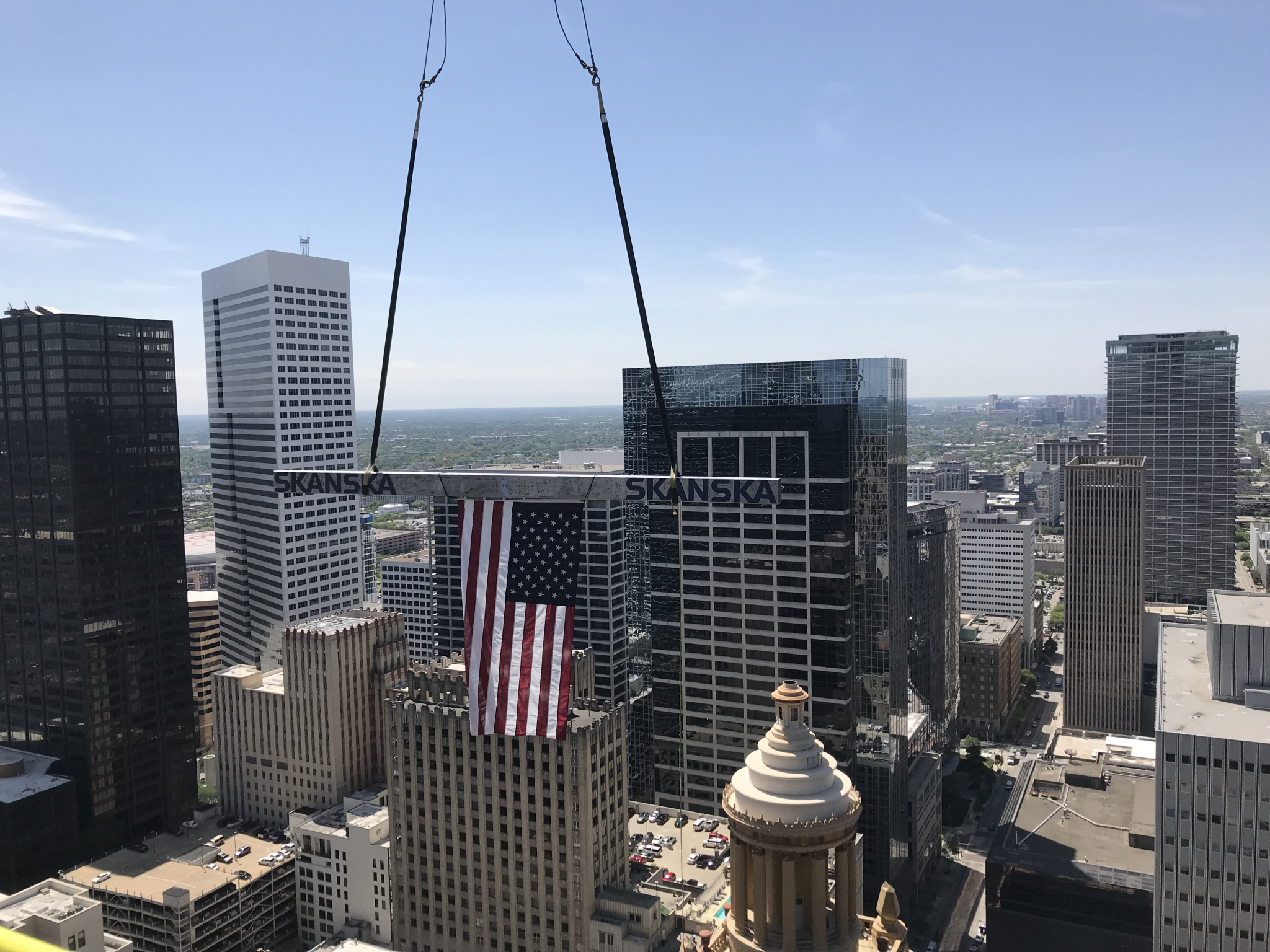 Skanska Sets Final Beam Atop 35 Story Capitol Tower - 