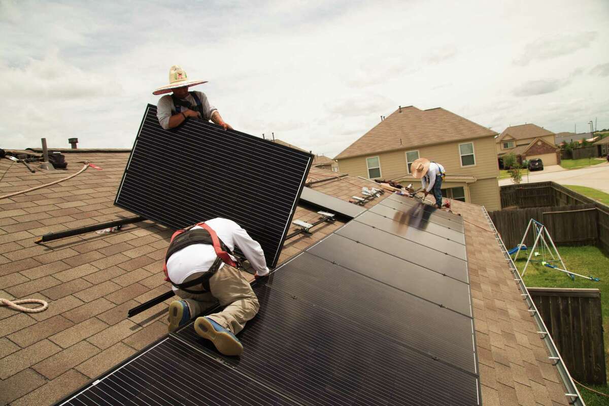 Workers from Alba Solar install solar panels on a home on Upland Sprint Terrace, Katy Texas, June 21, 2017. ( David A. Funchess / Houston Chronicle )