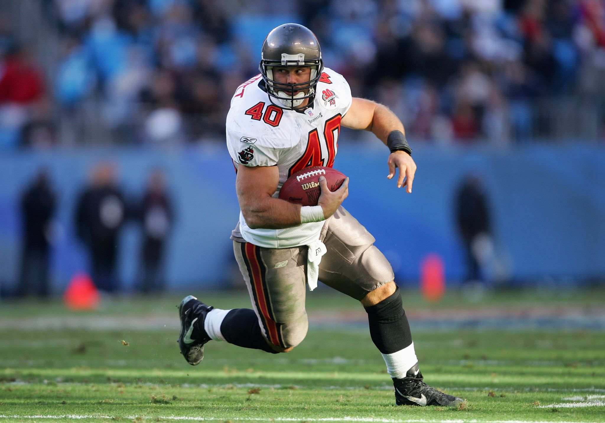 Mike Alstott of the Tampa Bay Buccaneers runs with the ball against News  Photo - Getty Images